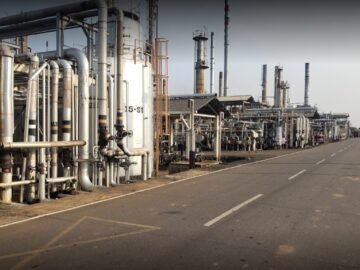 Sri Lanka shuts only oil refinery to manage forex crisis