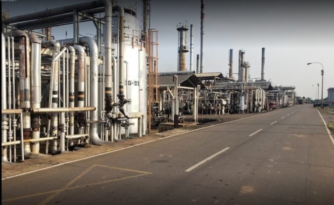 Sri Lanka shuts only oil refinery to manage forex crisis